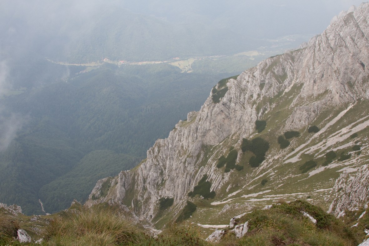 P_Craiului_029_cabana Plaiu foii departe in vale