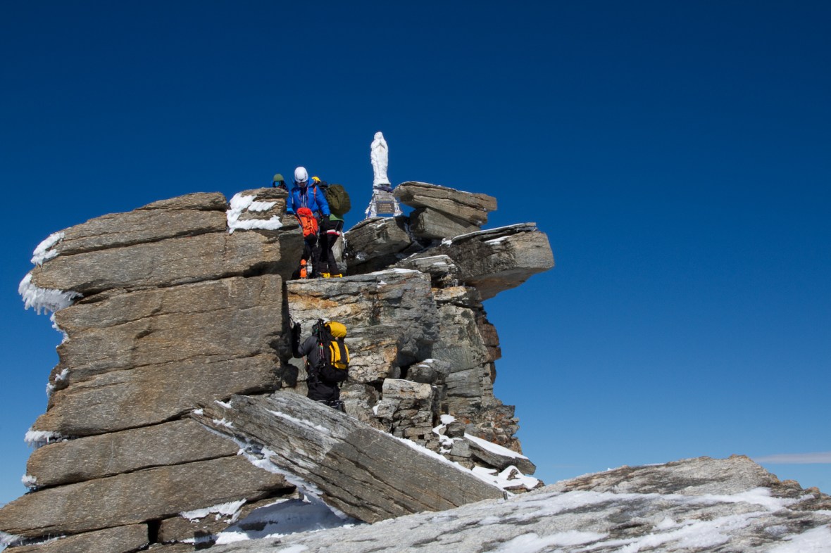 Gran_Paradiso_sep13_035_coada de alpinisti pe Varf